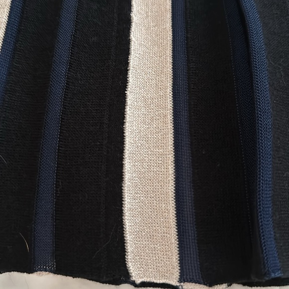 Leo & Sage. SZ M. Black, navy, ivory w/gold lame knit pleated skirt. - Picture 8 of 8